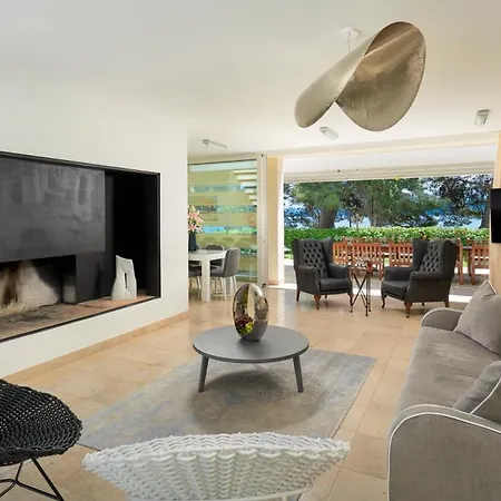 Sleeps 12 Pool Air Con Wifi