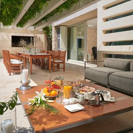 Sleeps 12 Pool Air Con Wifi